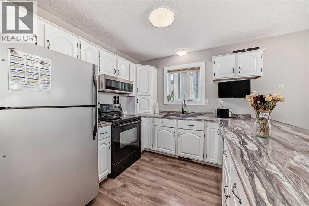 Photo 15 of 41 Edge Close, Red Deer AB