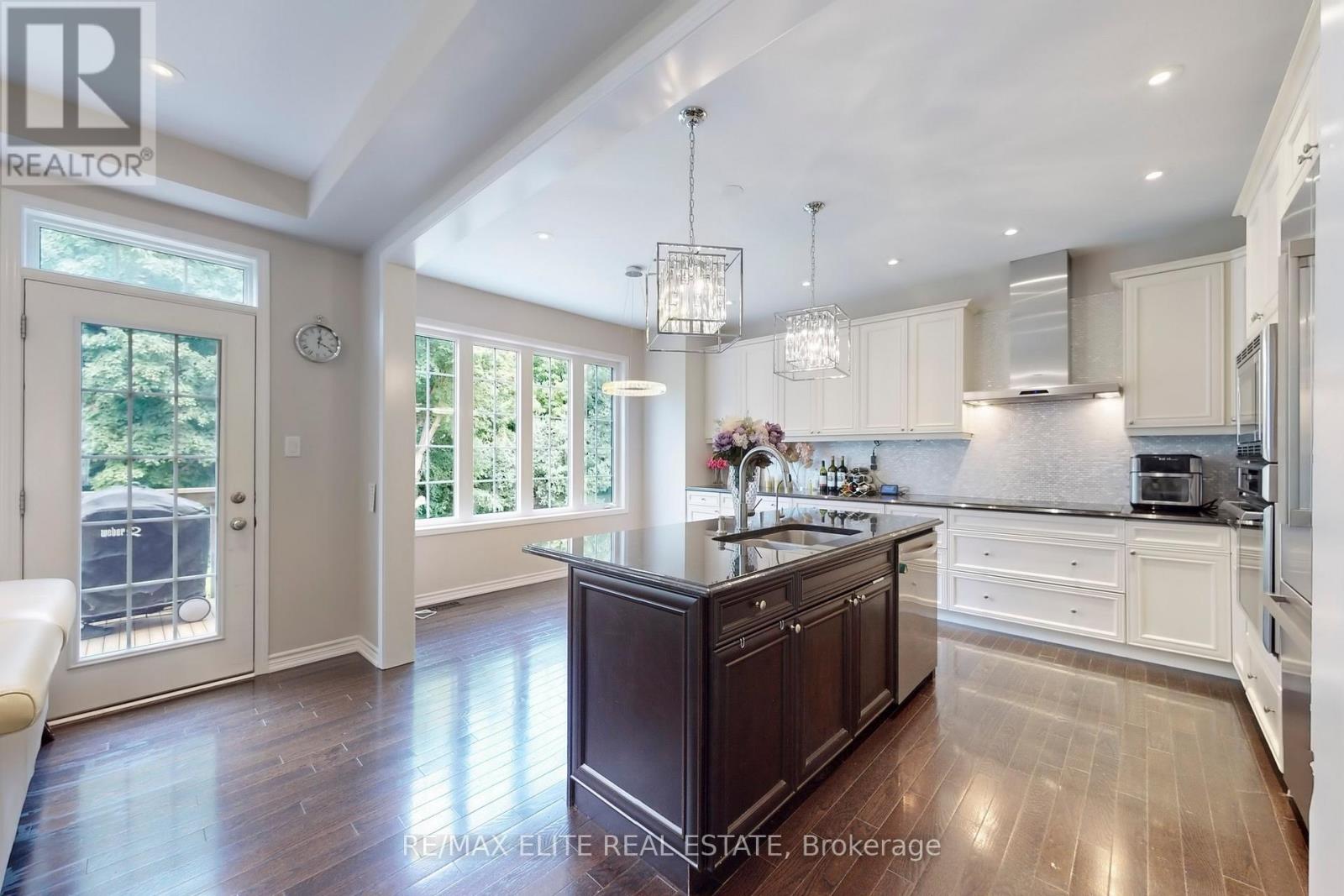 Photo 10 of 333 Thomas Phillips Drive, Aurora ON