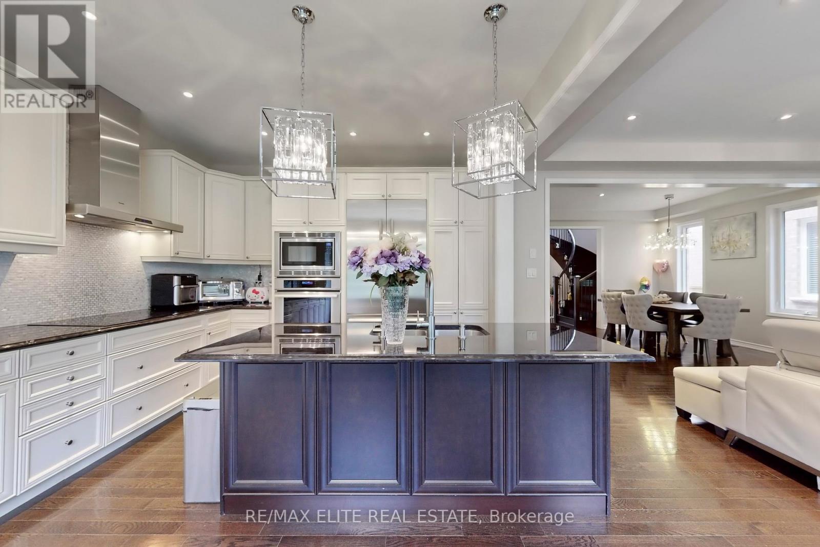 Photo 11 of 333 Thomas Phillips Drive, Aurora ON