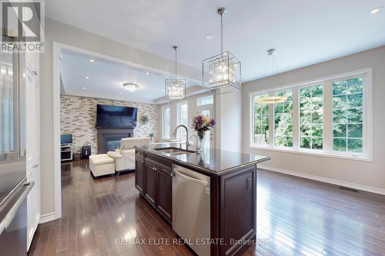 Photo 12 of 333 Thomas Phillips Drive, Aurora ON
