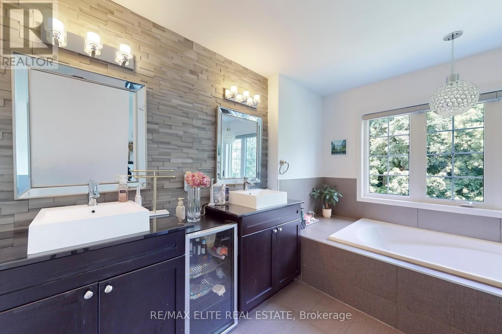 Photo 19 of 333 Thomas Phillips Drive, Aurora ON