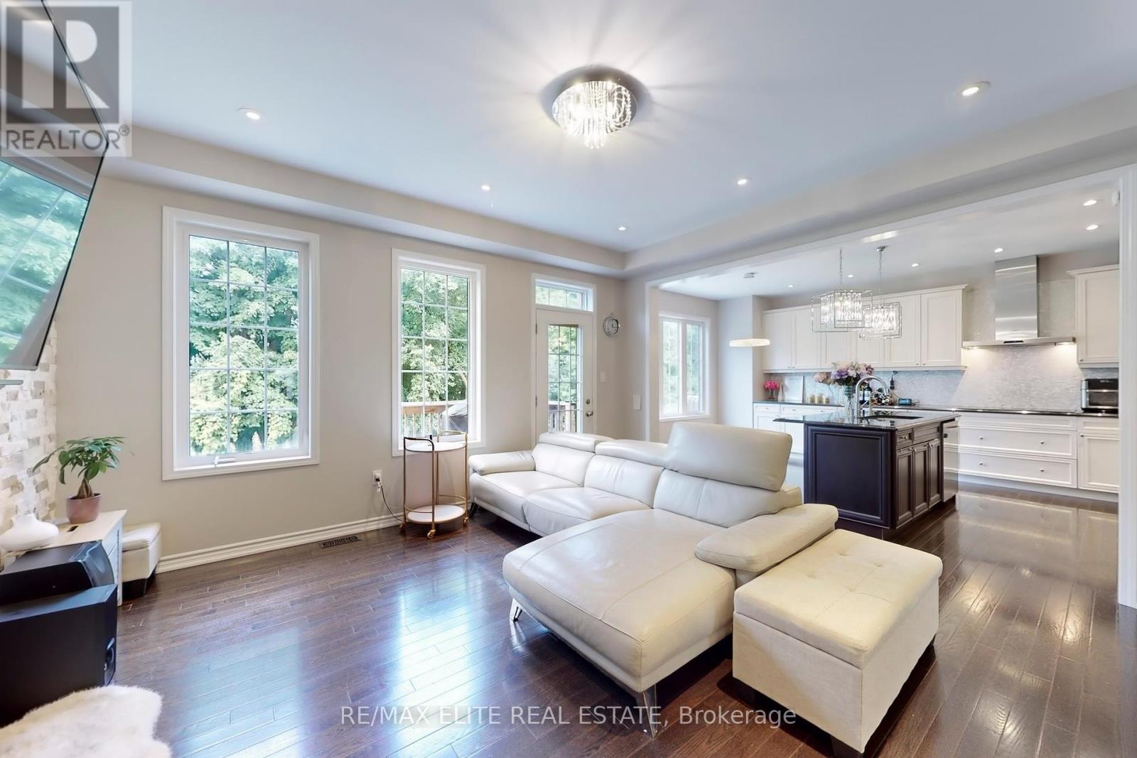 Photo 8 of 333 Thomas Phillips Drive, Aurora ON