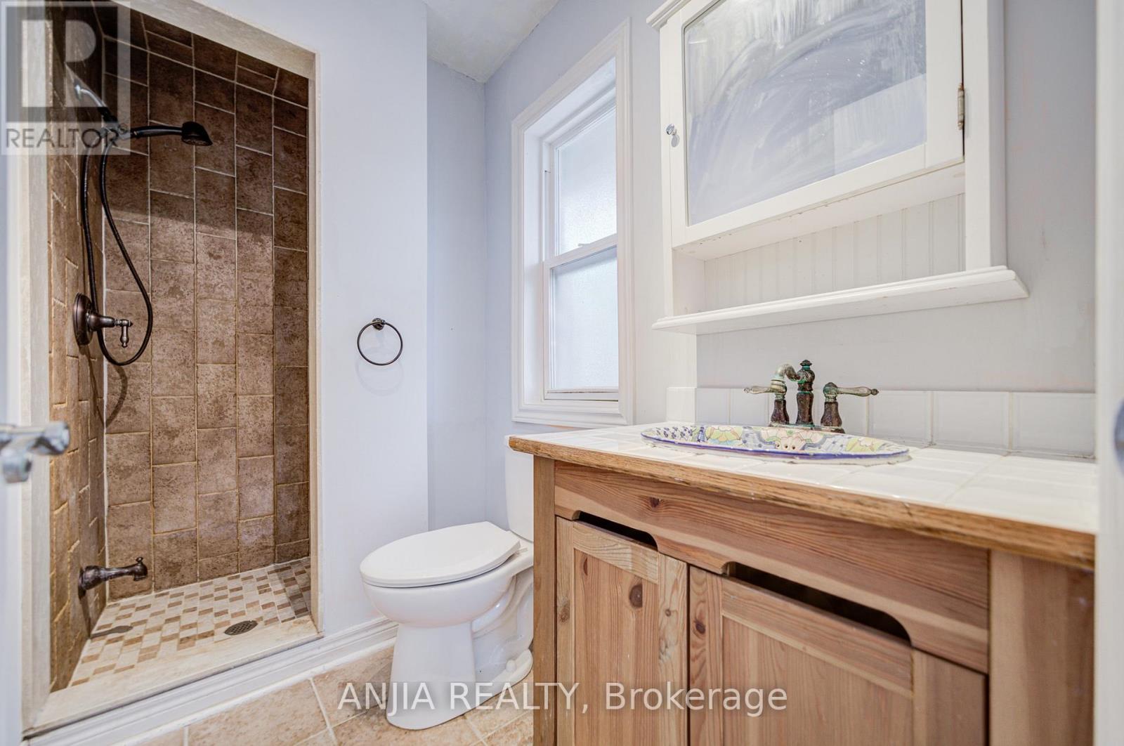 Photo 12 of 5 Beaverton Road S, Richmond Hill ON