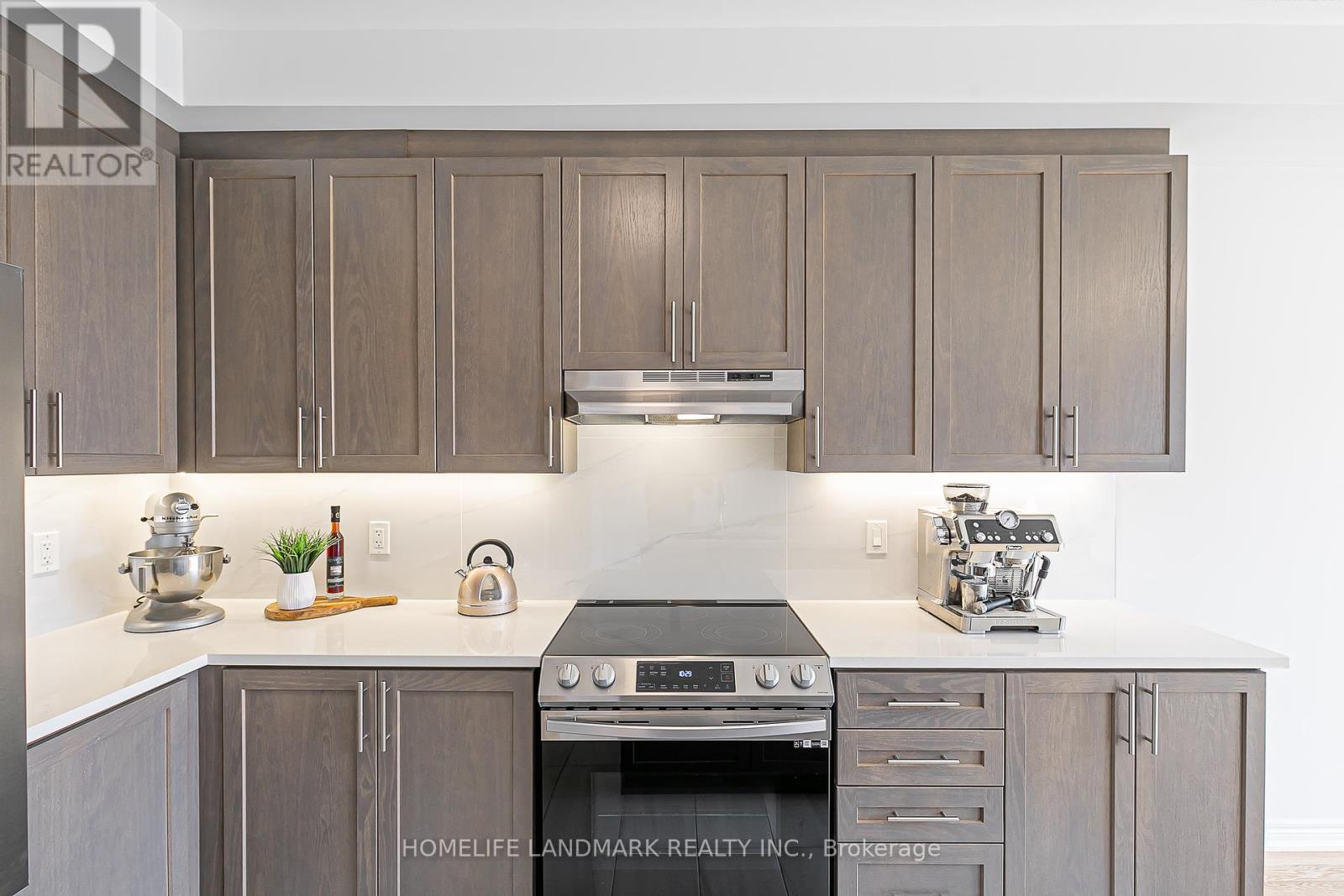 Photo 15 of 135 Lageer Drive, Whitchurchstouffville ON
