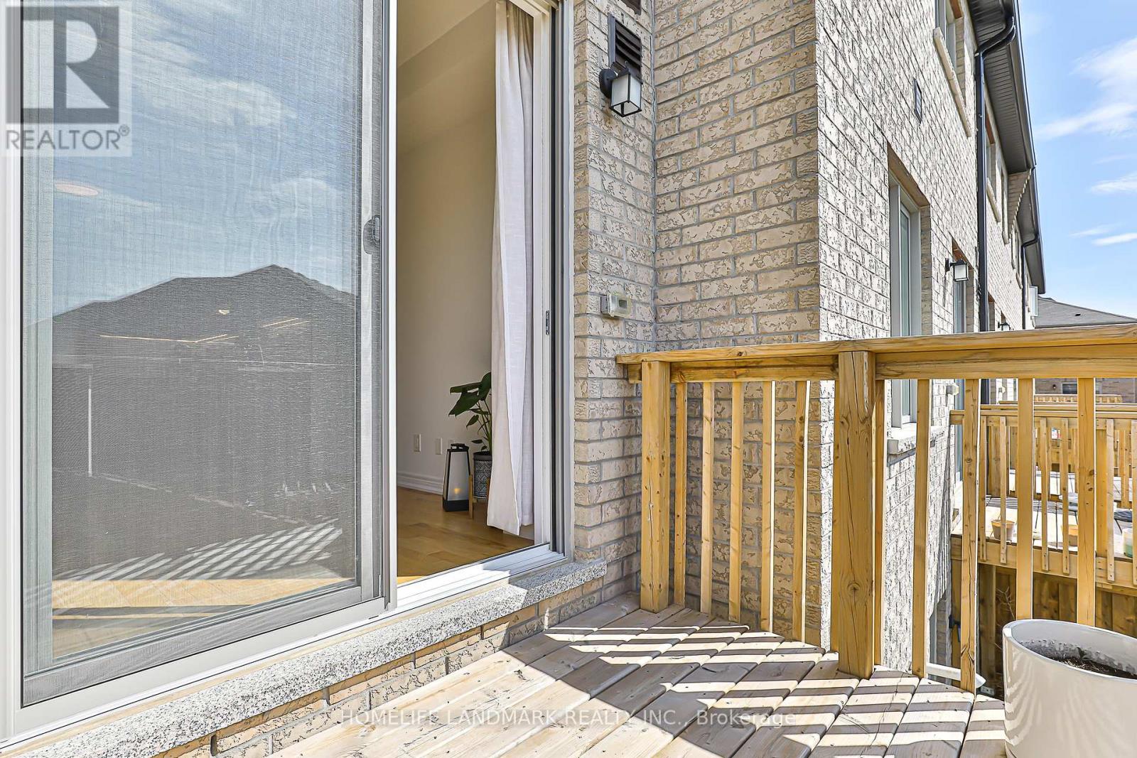 Photo 21 of 135 Lageer Drive, Whitchurchstouffville ON