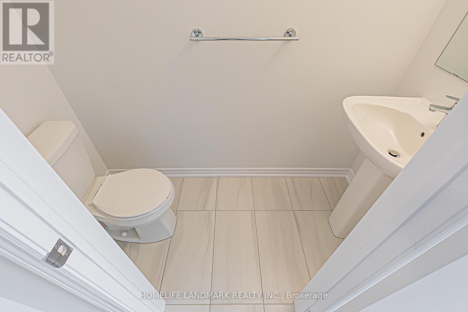 Photo 24 of 135 Lageer Drive, Whitchurchstouffville ON