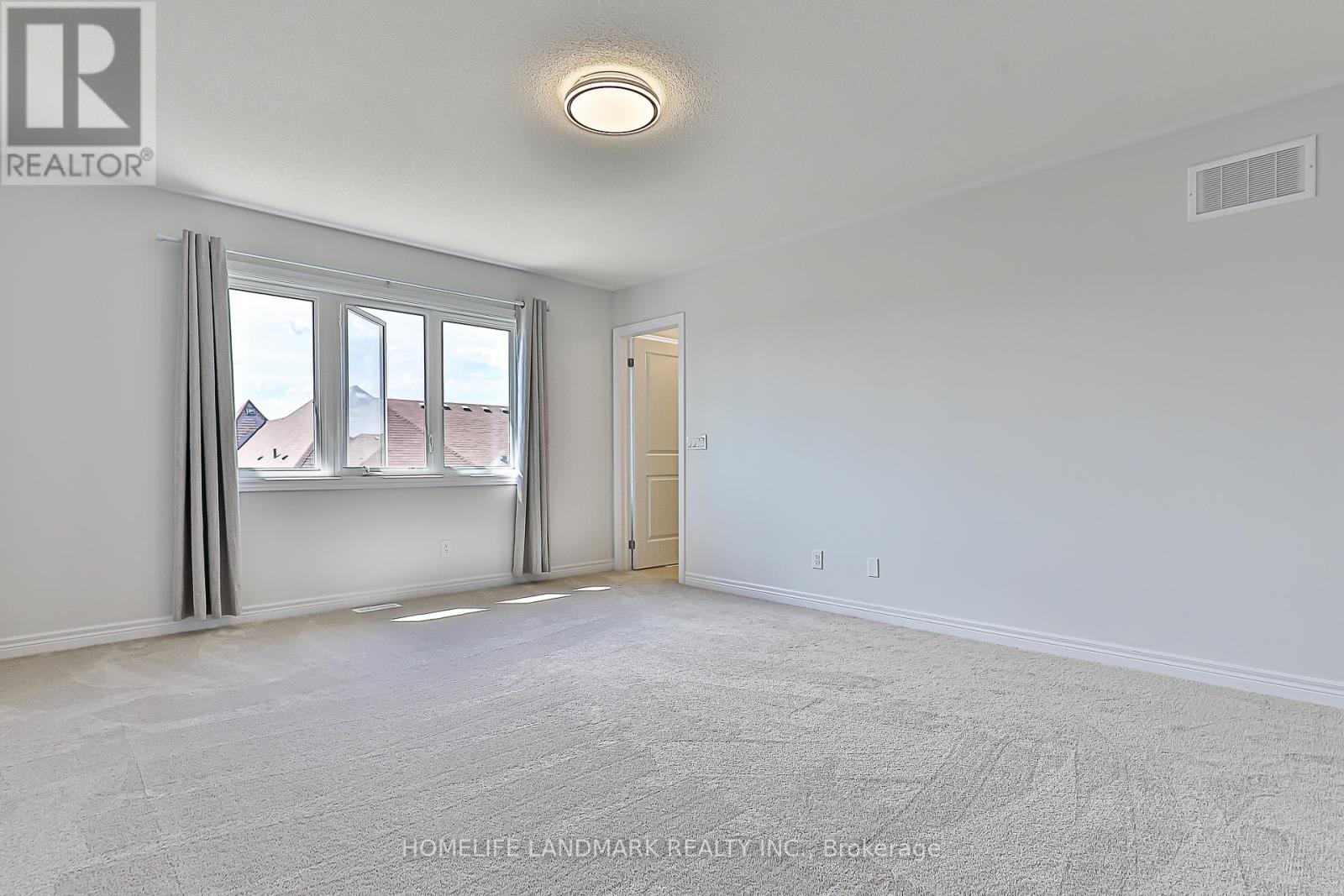 Photo 29 of 135 Lageer Drive, Whitchurchstouffville ON