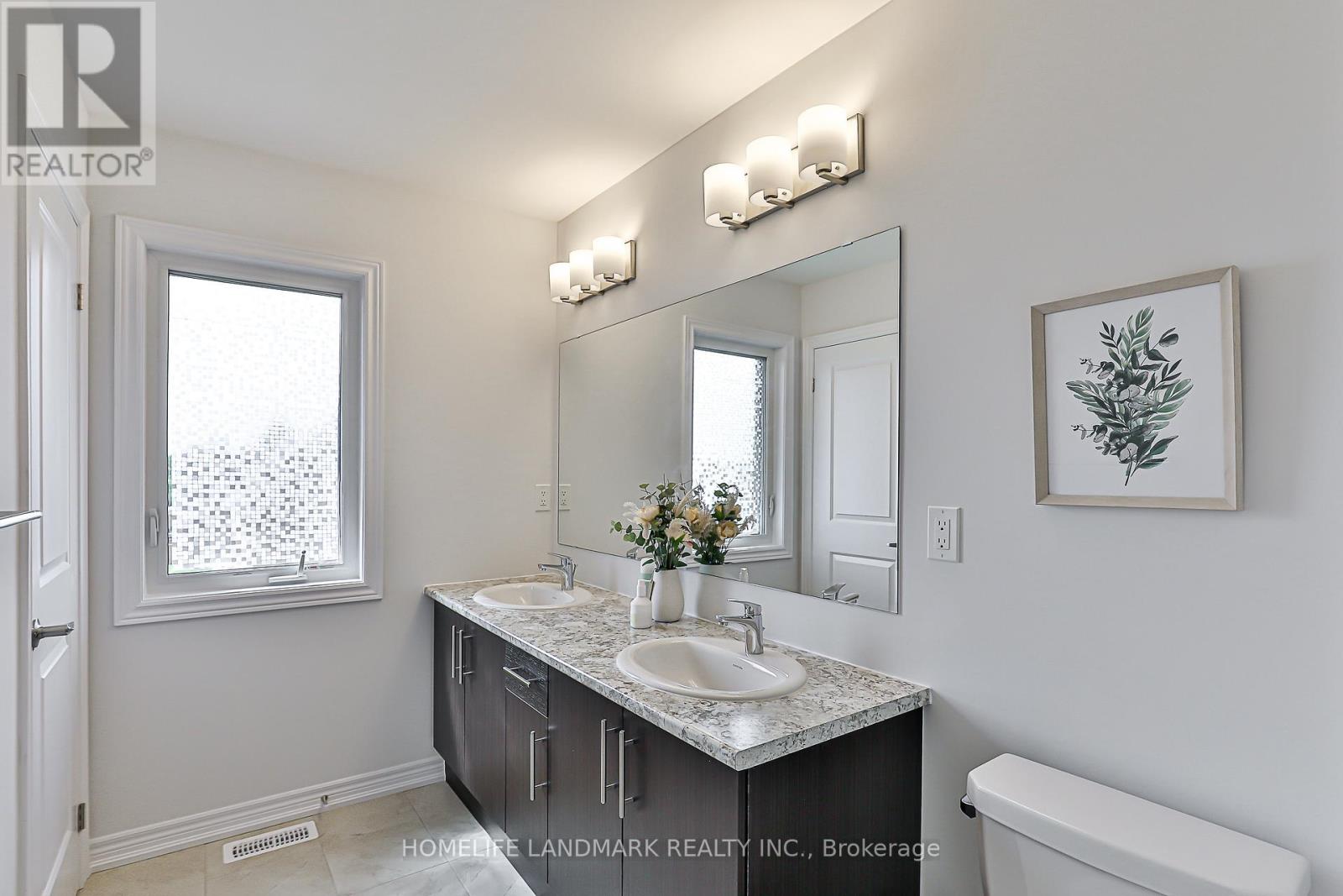 Photo 33 of 135 Lageer Drive, Whitchurchstouffville ON