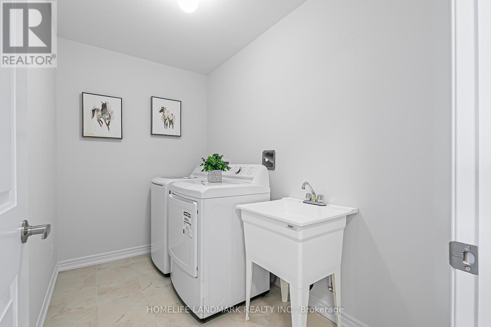 Photo 40 of 135 Lageer Drive, Whitchurchstouffville ON