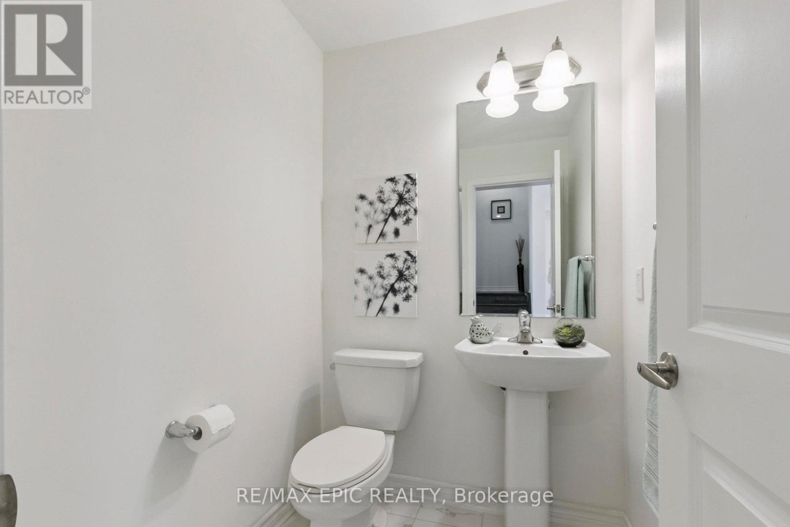 Photo 13 of 243 Rustle Woods Avenue, Markham ON