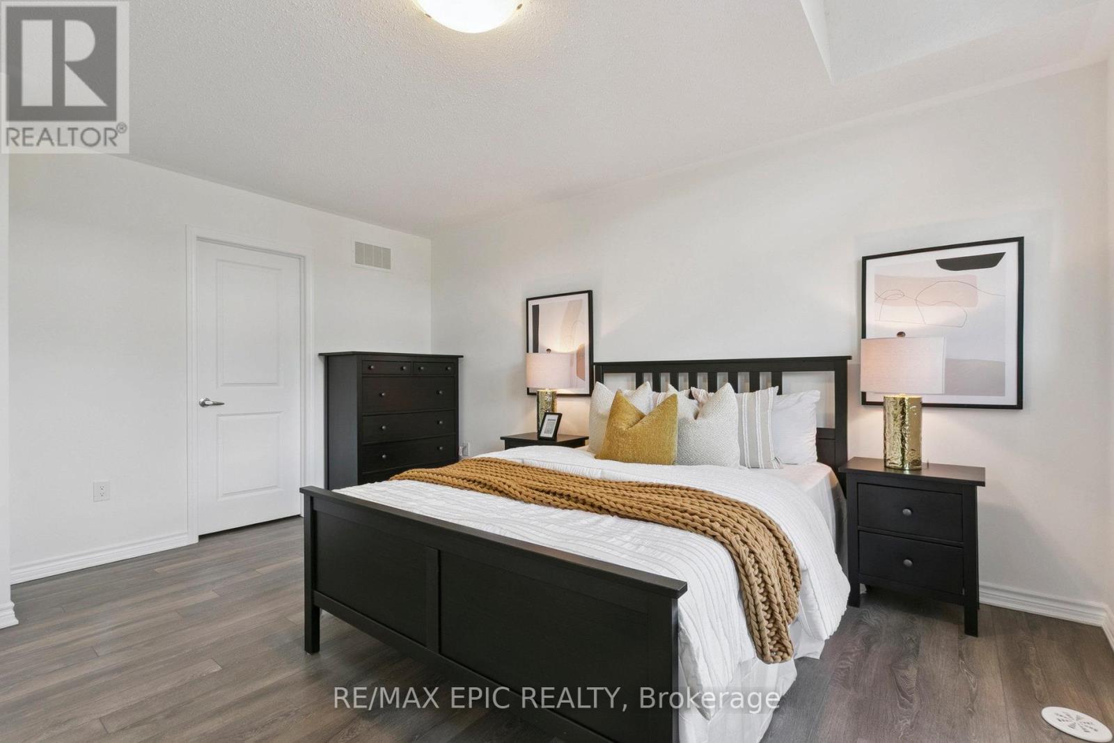 Photo 18 of 243 Rustle Woods Avenue, Markham ON