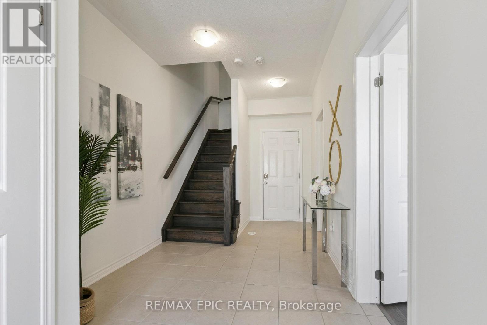 Photo 2 of 243 Rustle Woods Avenue, Markham ON