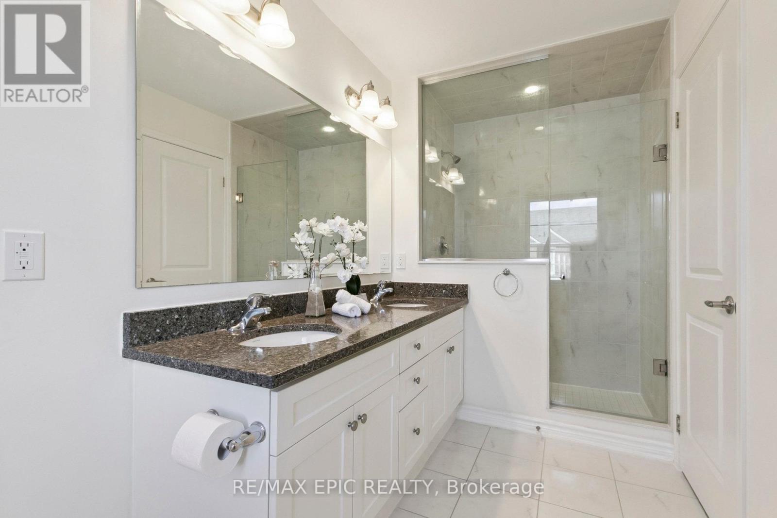 Photo 20 of 243 Rustle Woods Avenue, Markham ON