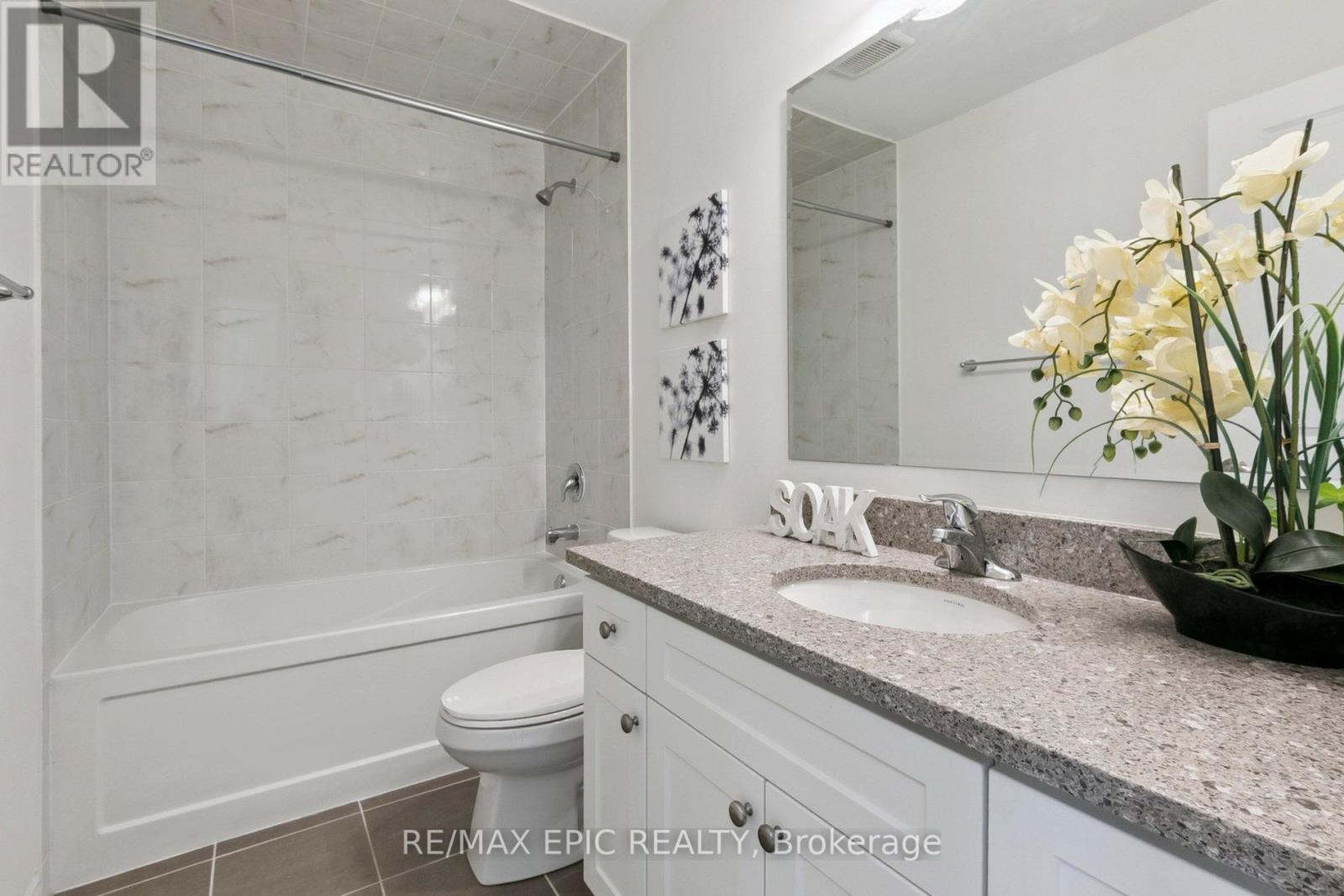 Photo 23 of 243 Rustle Woods Avenue, Markham ON