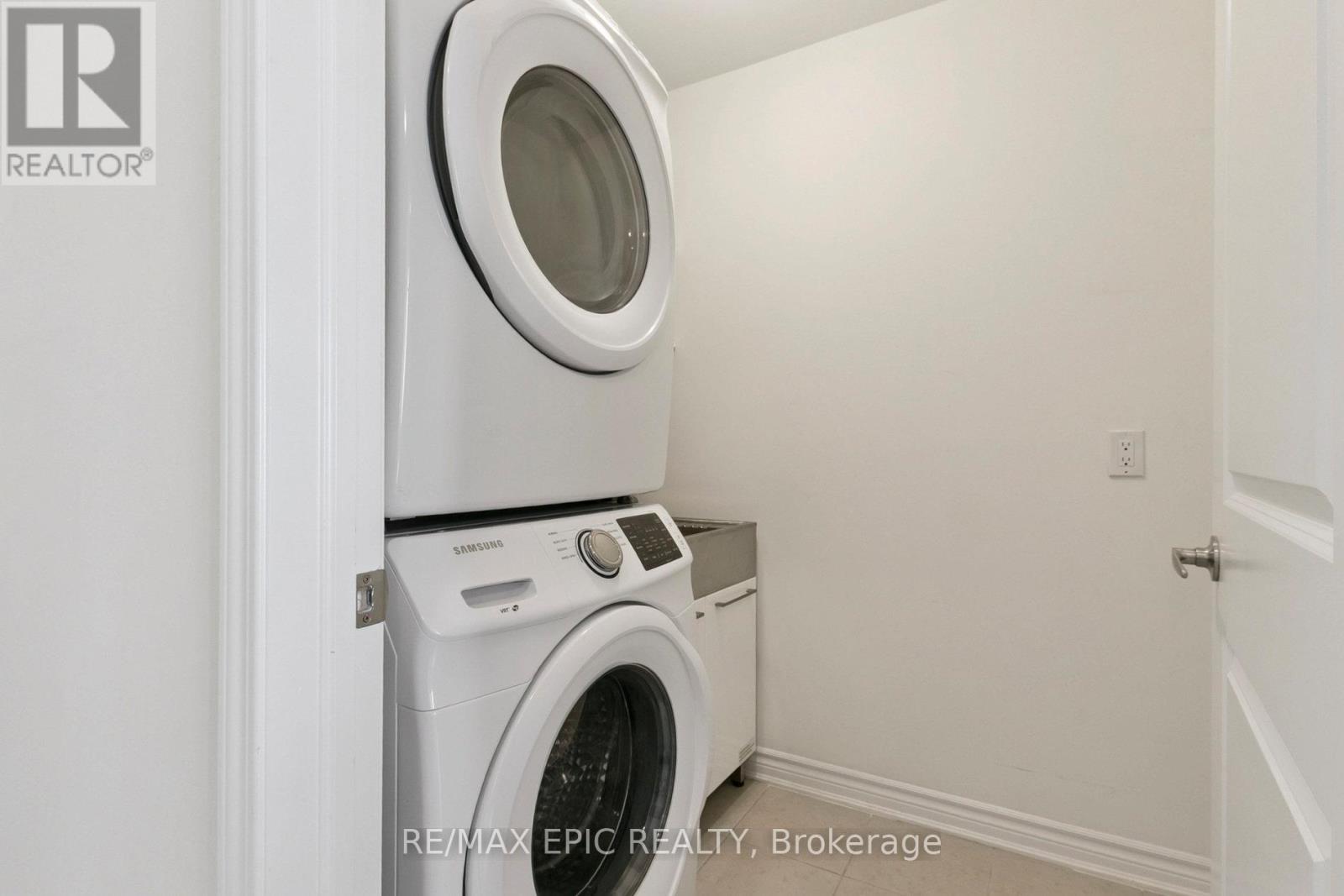 Photo 5 of 243 Rustle Woods Avenue, Markham ON