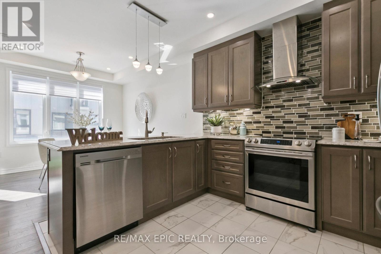 Photo 6 of 243 Rustle Woods Avenue, Markham ON