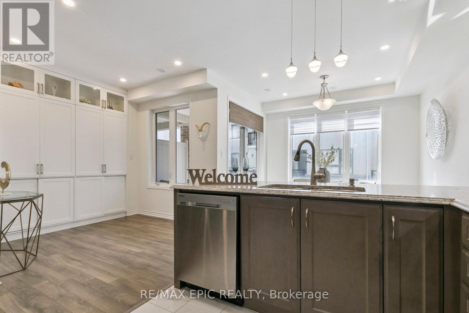 Photo 7 of 243 Rustle Woods Avenue, Markham ON