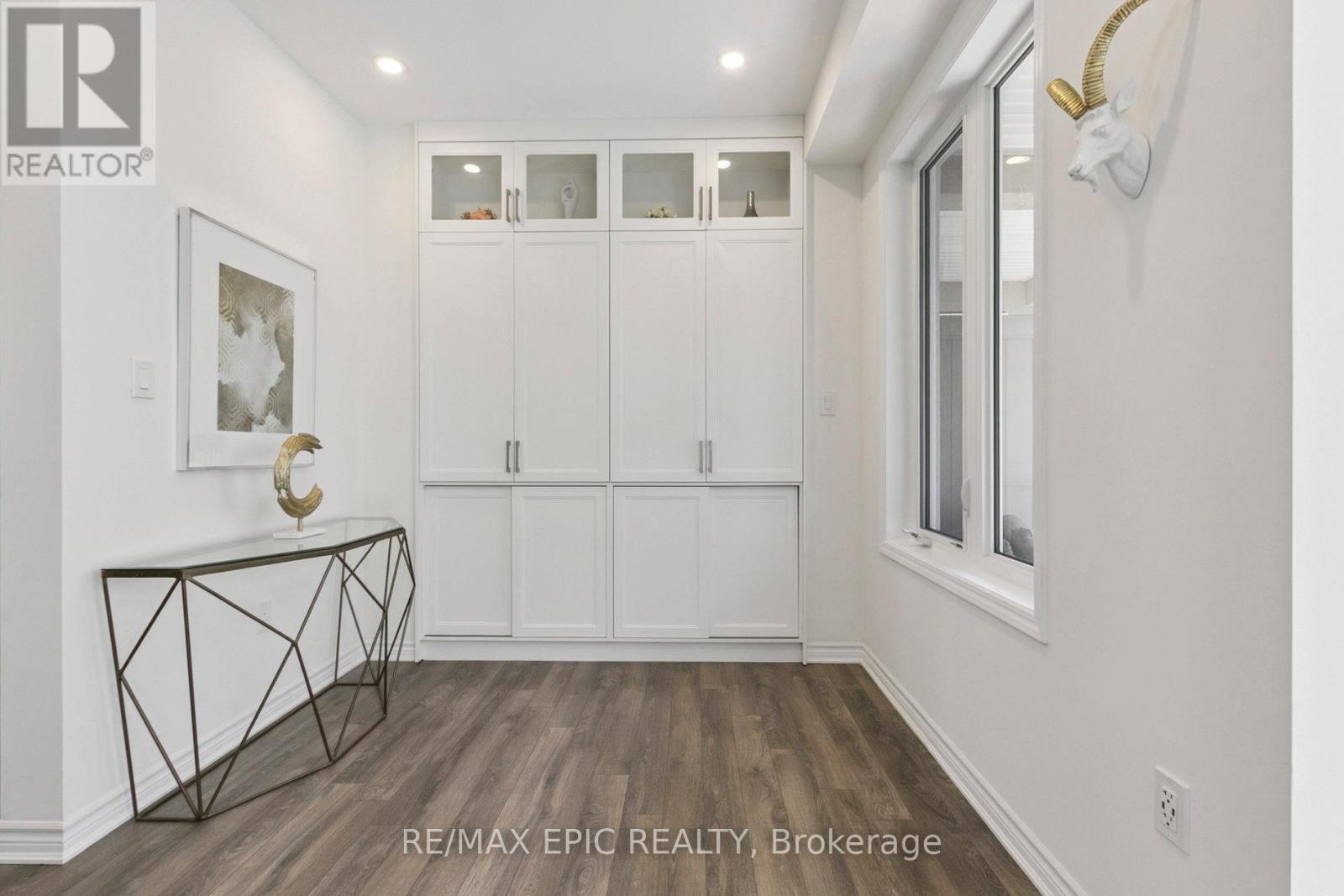 Photo 8 of 243 Rustle Woods Avenue, Markham ON