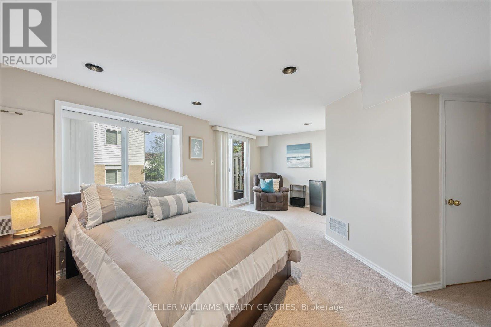 Photo 15 of 597 Gibney Crescent, Newmarket ON