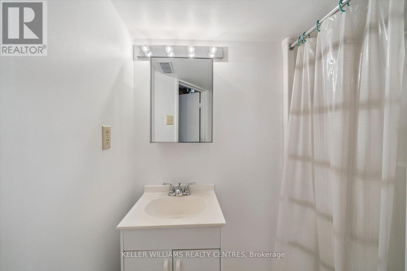 Photo 18 of 597 Gibney Crescent, Newmarket ON