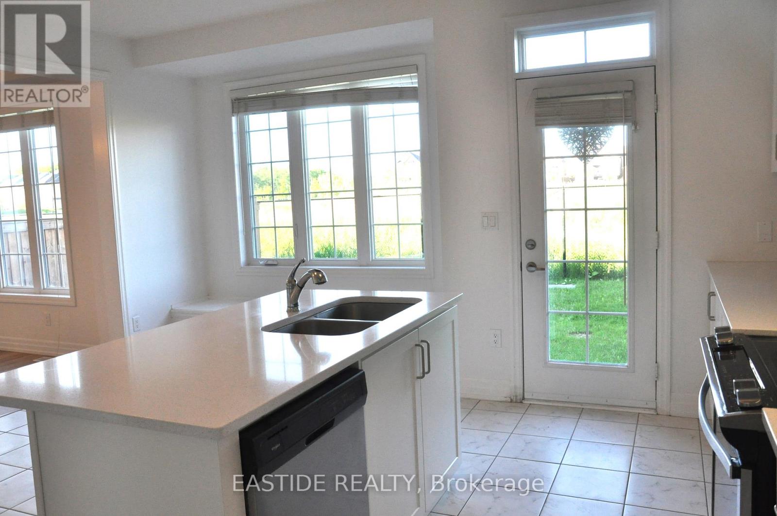 Photo 11 of 156 Frank Kelly Drive, East Gwillimbury ON