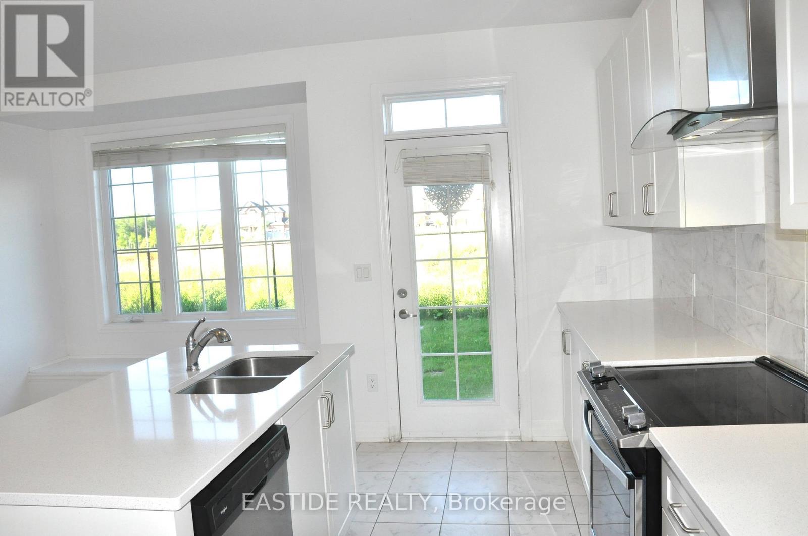 Photo 13 of 156 Frank Kelly Drive, East Gwillimbury ON