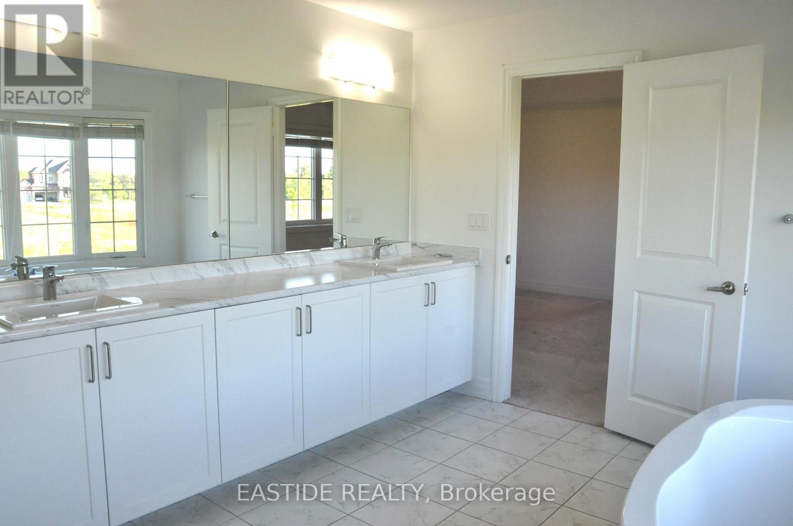 Photo 23 of 156 Frank Kelly Drive, East Gwillimbury ON
