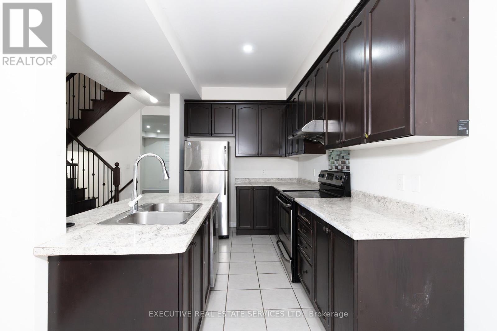 Photo 11 of 64 Hatton Court, Brampton ON