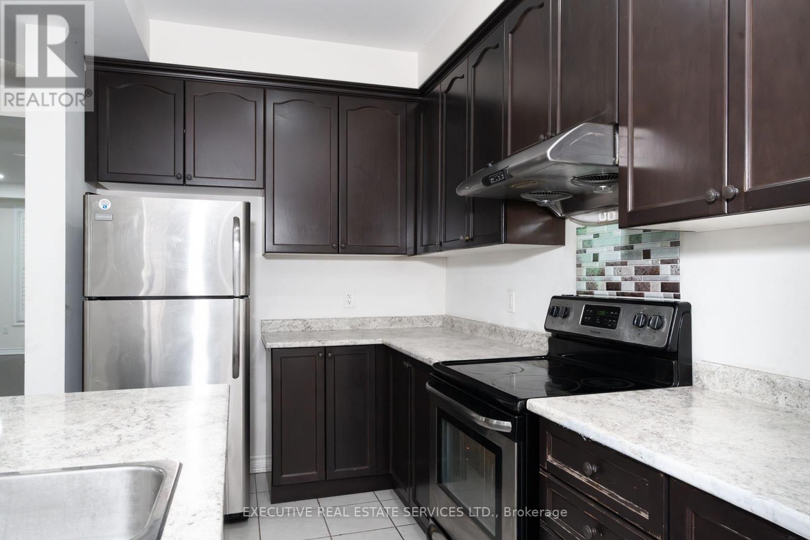 Photo 12 of 64 Hatton Court, Brampton ON