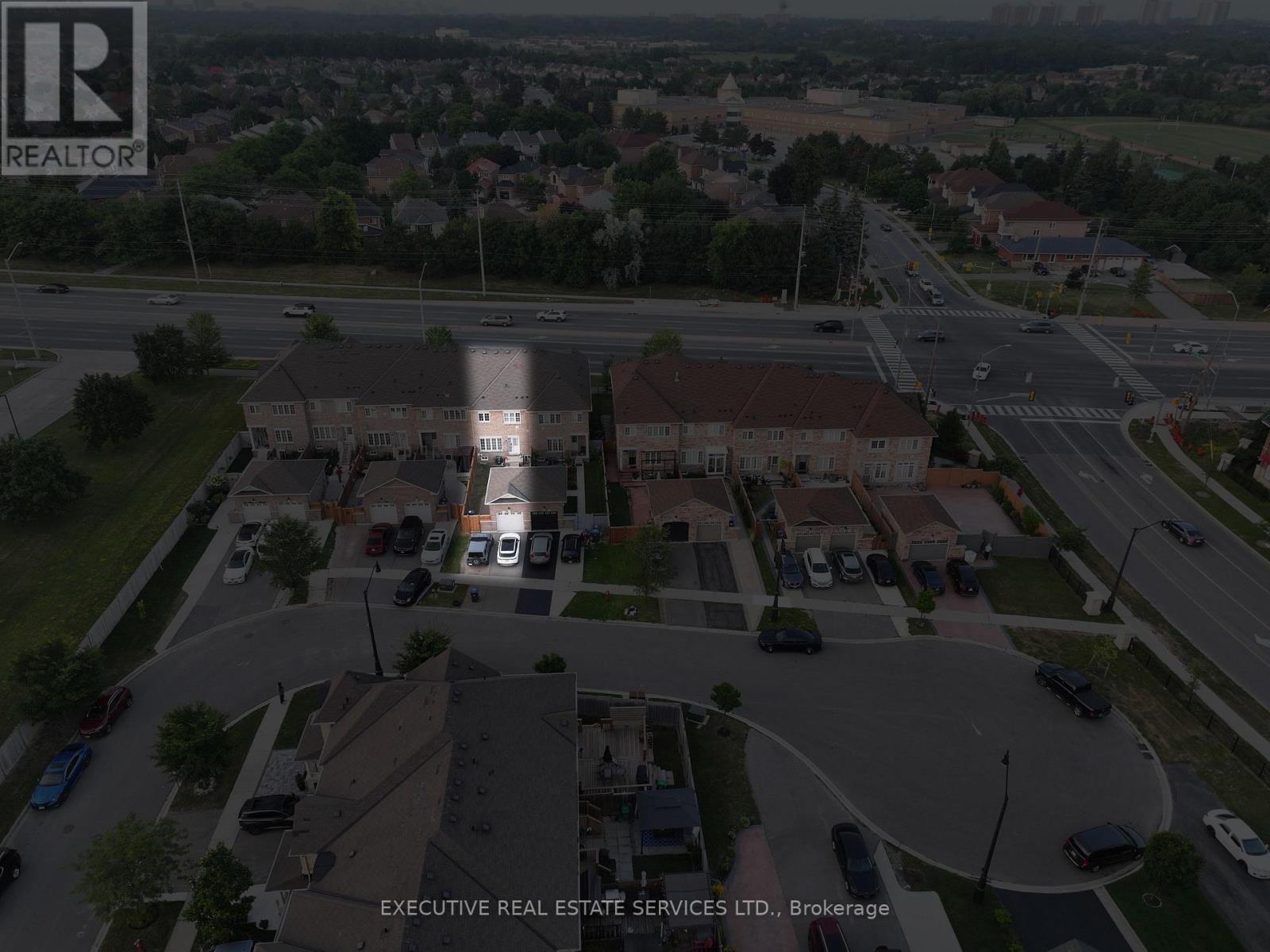 Photo 2 of 64 Hatton Court, Brampton ON