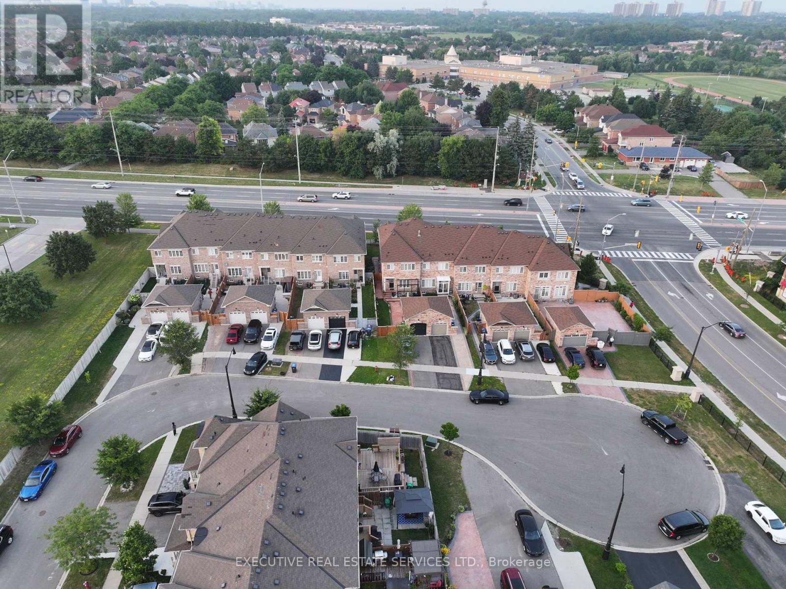 Photo 3 of 64 Hatton Court, Brampton ON