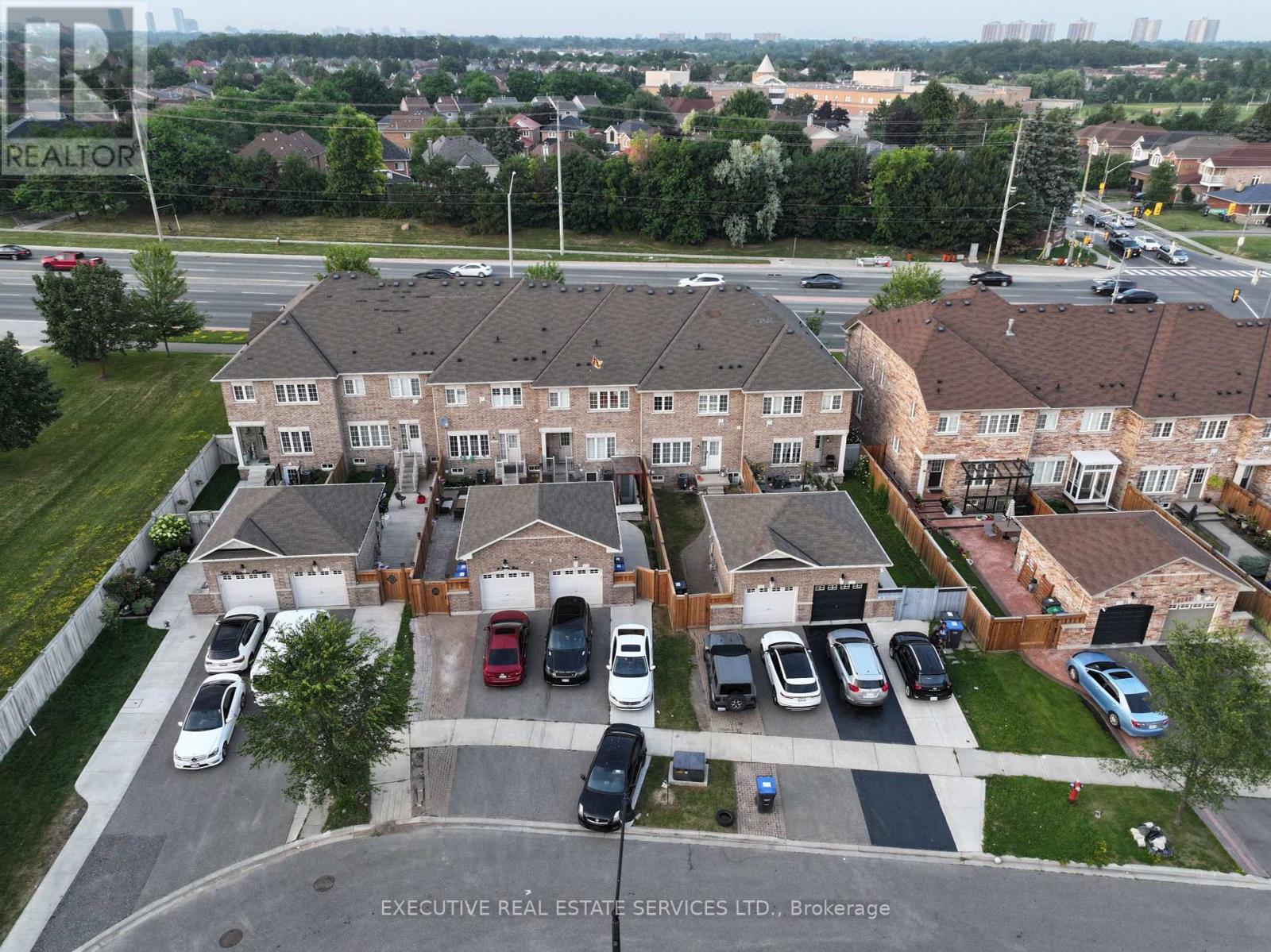 Photo 4 of 64 Hatton Court, Brampton ON
