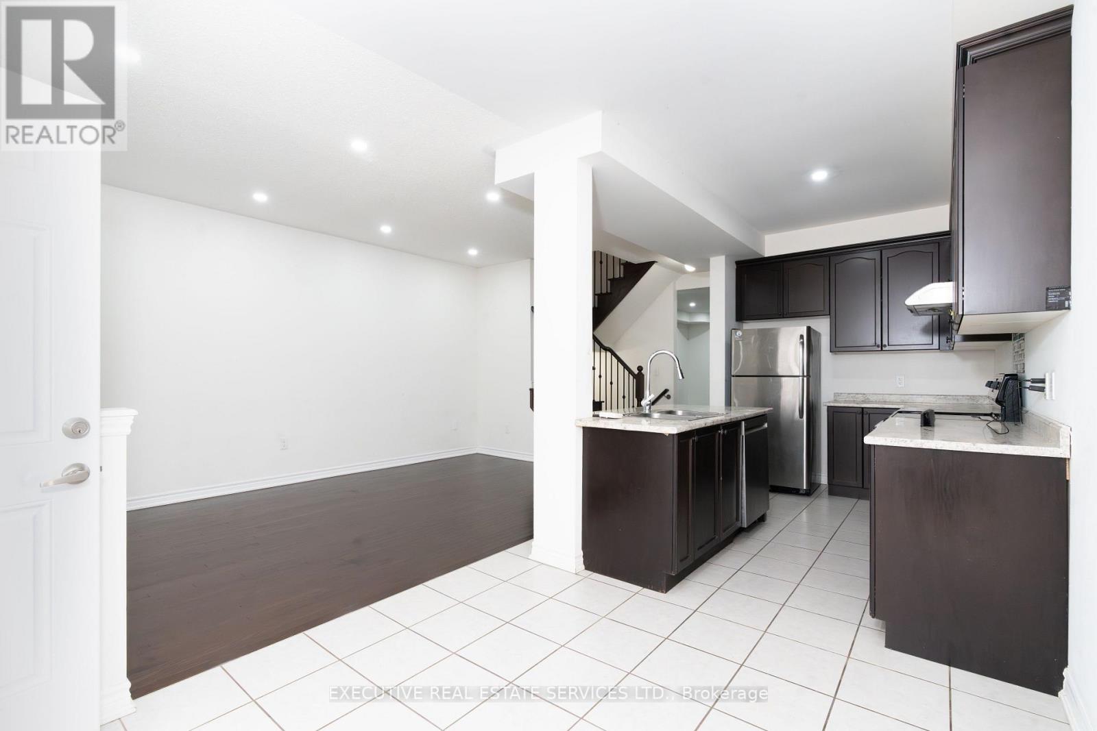 Photo 5 of 64 Hatton Court, Brampton ON