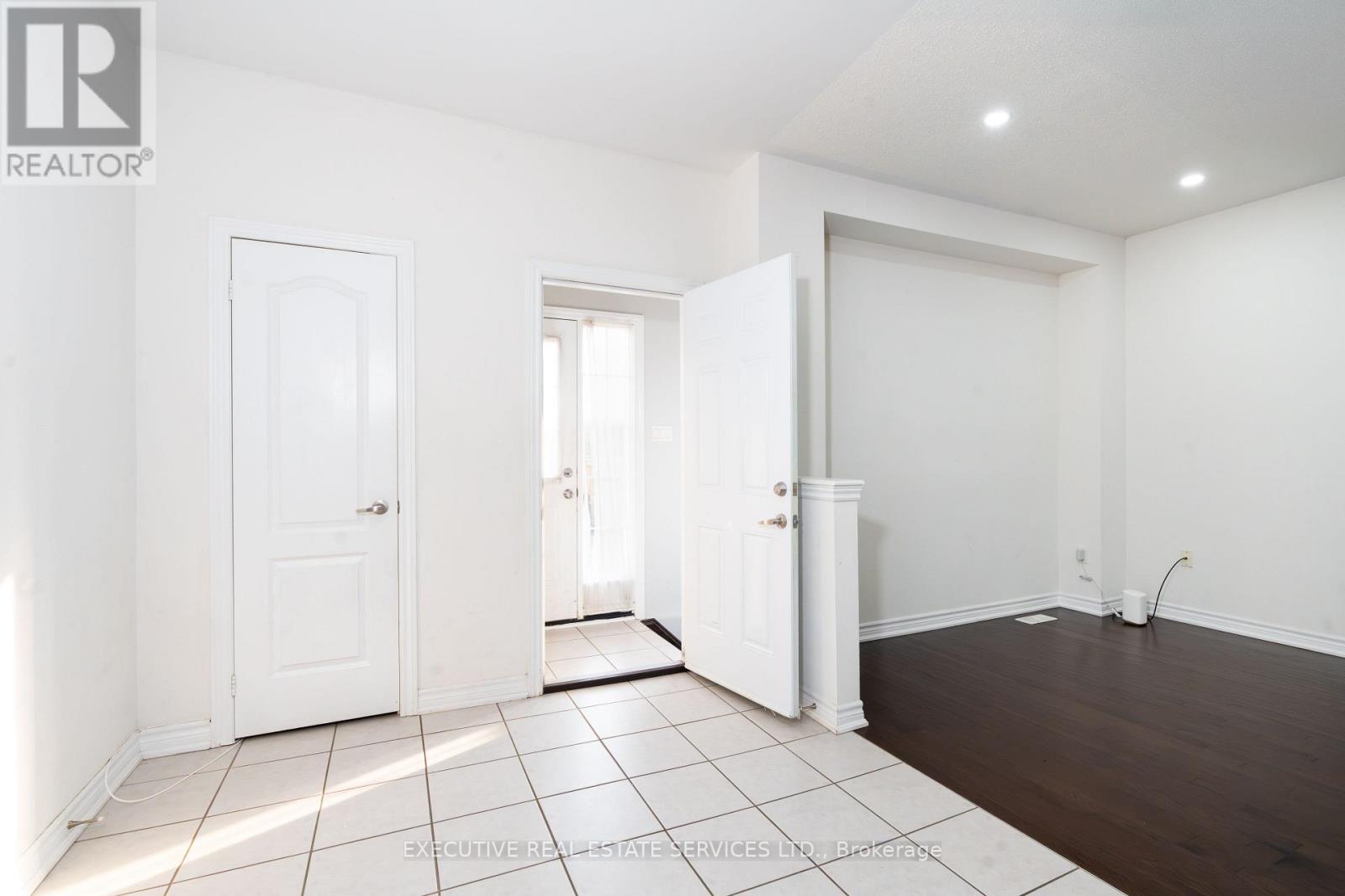 Photo 6 of 64 Hatton Court, Brampton ON