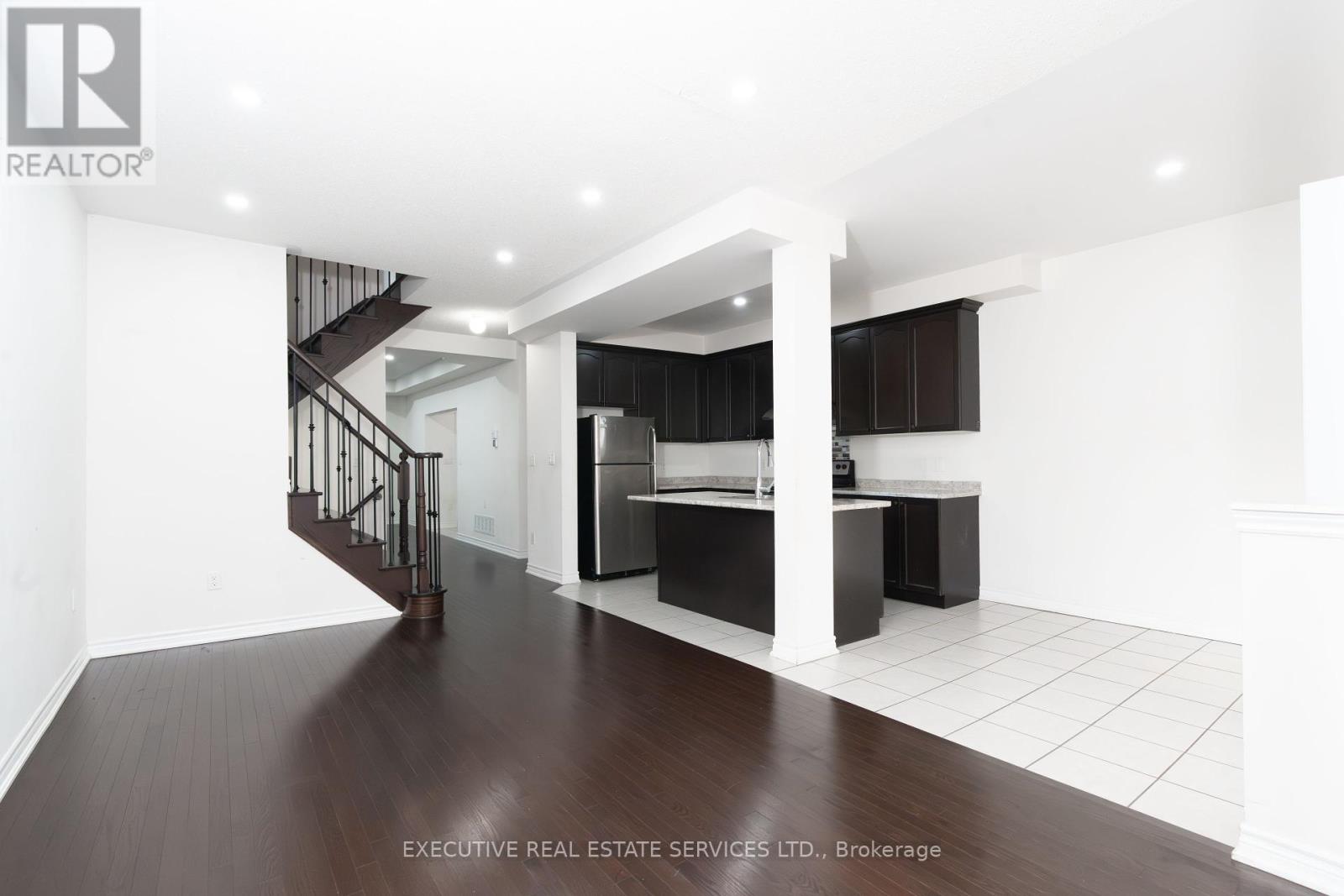 Photo 8 of 64 Hatton Court, Brampton ON