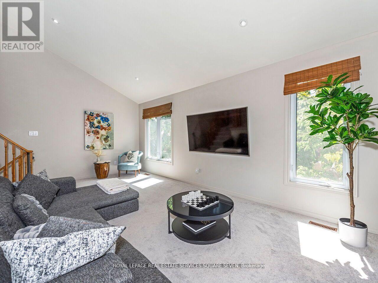 Photo 13 of 234 Sewell Drive, Oakville ON