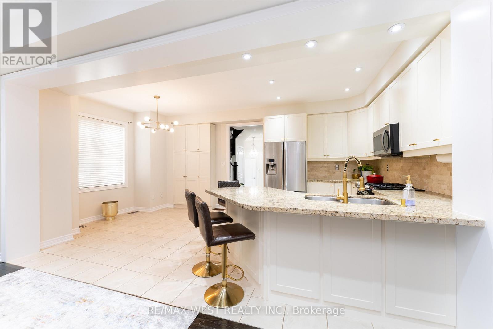 Photo 13 of 2120 Fiddlers Way, Oakville ON