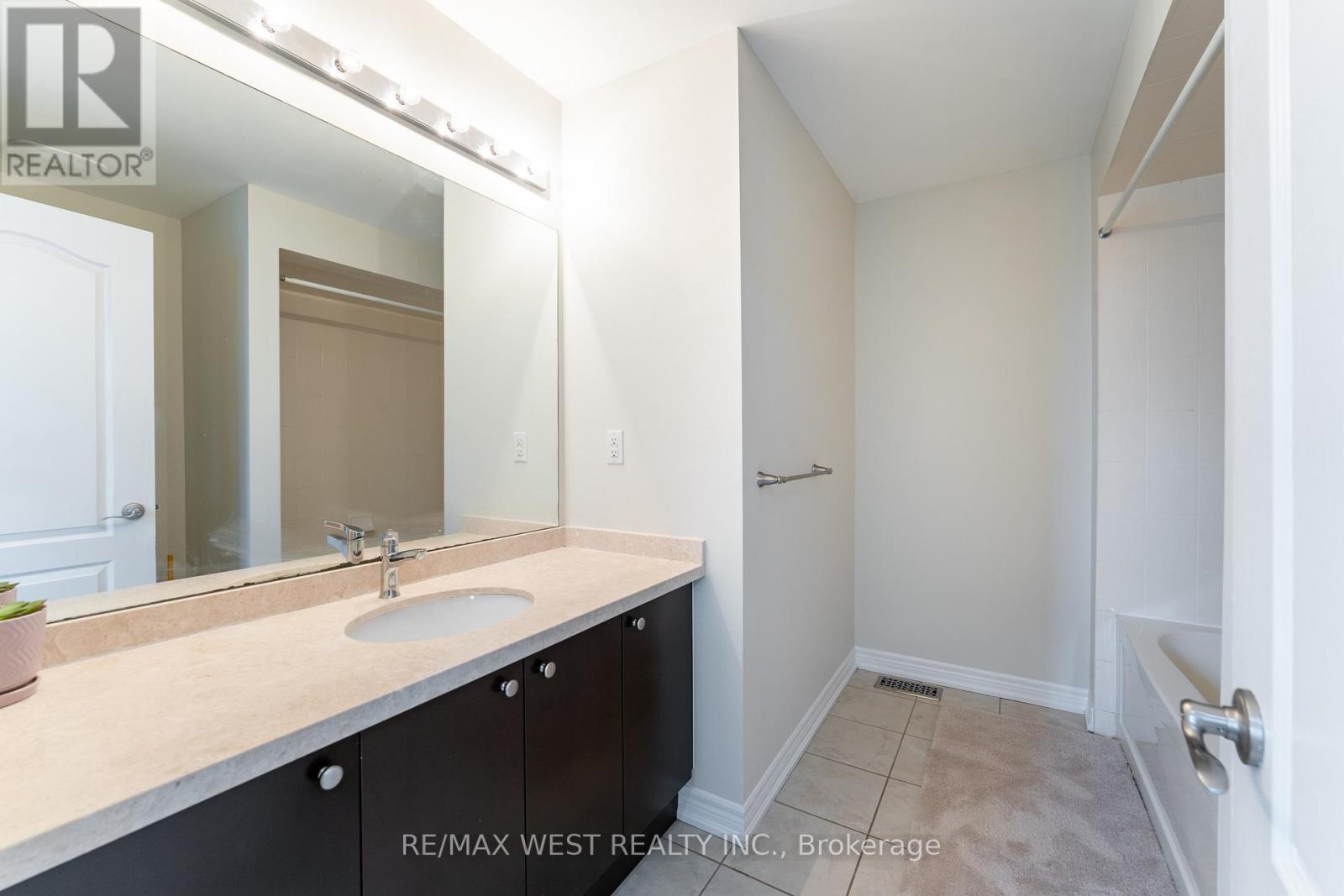 Photo 23 of 2120 Fiddlers Way, Oakville ON
