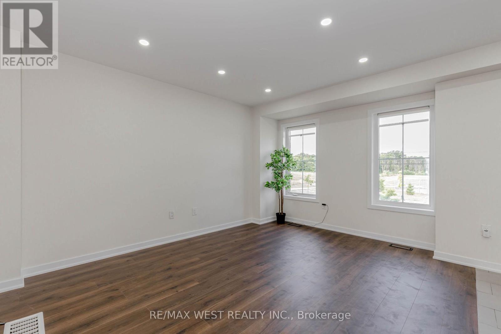 Photo 10 of 74 Pagebrook Crescent, Hamilton ON