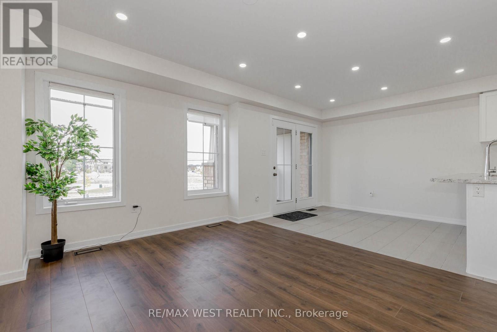 Photo 11 of 74 Pagebrook Crescent, Hamilton ON