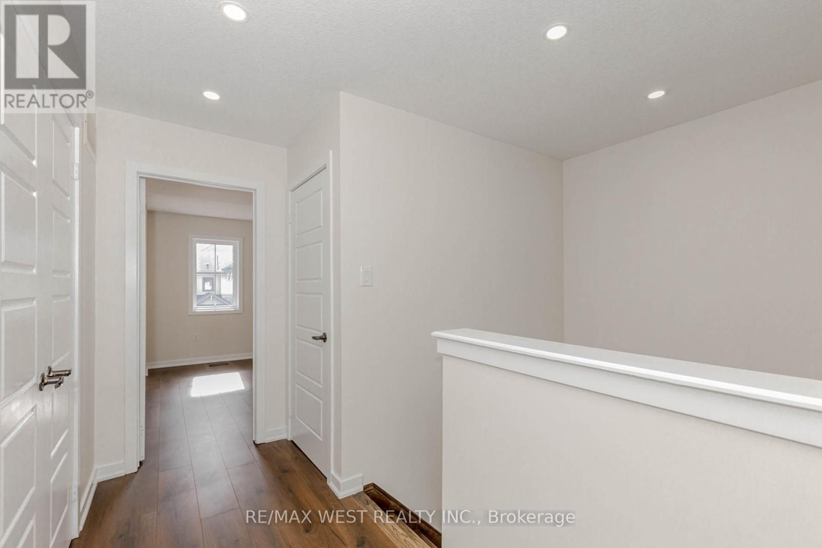 Photo 13 of 74 Pagebrook Crescent, Hamilton ON