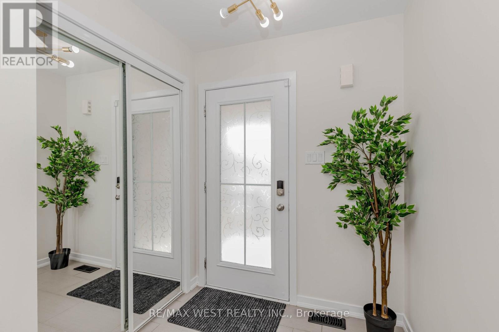 Photo 4 of 74 Pagebrook Crescent, Hamilton ON