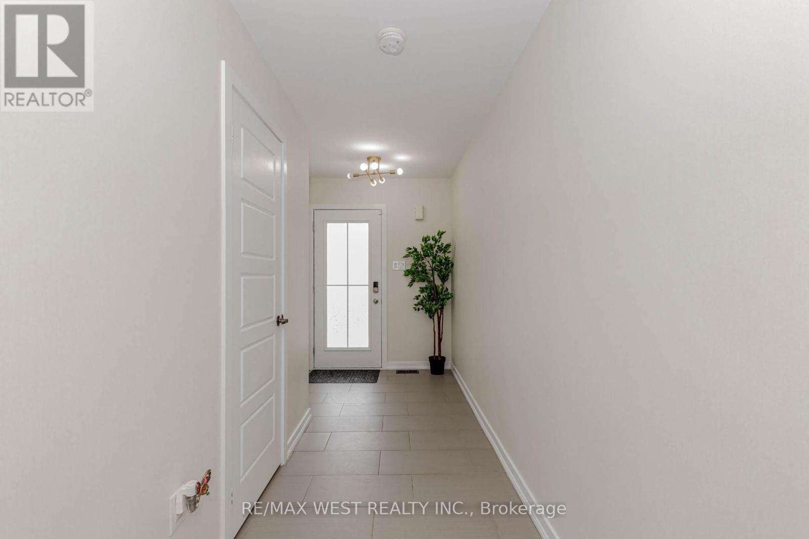 Photo 5 of 74 Pagebrook Crescent, Hamilton ON