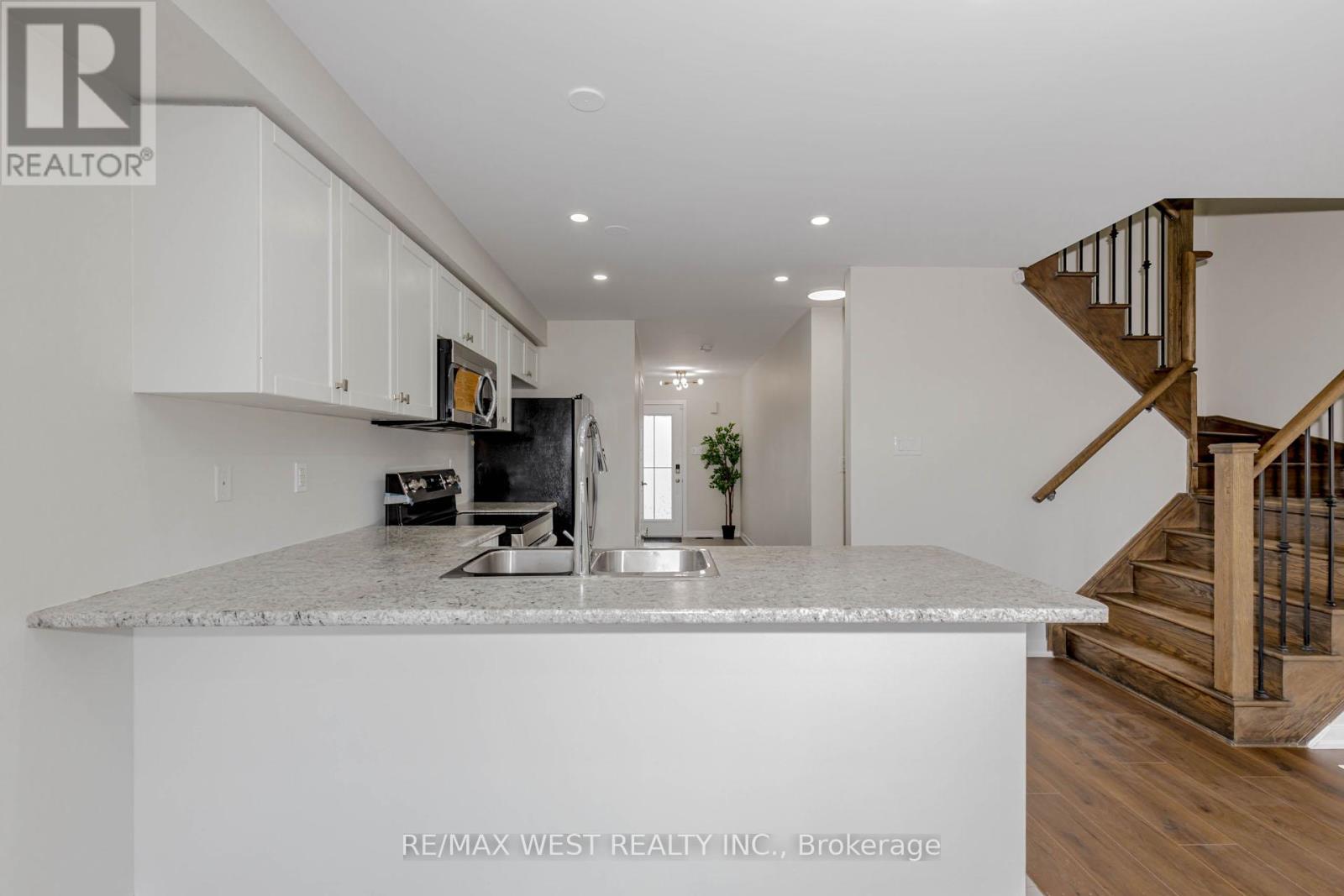 Photo 8 of 74 Pagebrook Crescent, Hamilton ON
