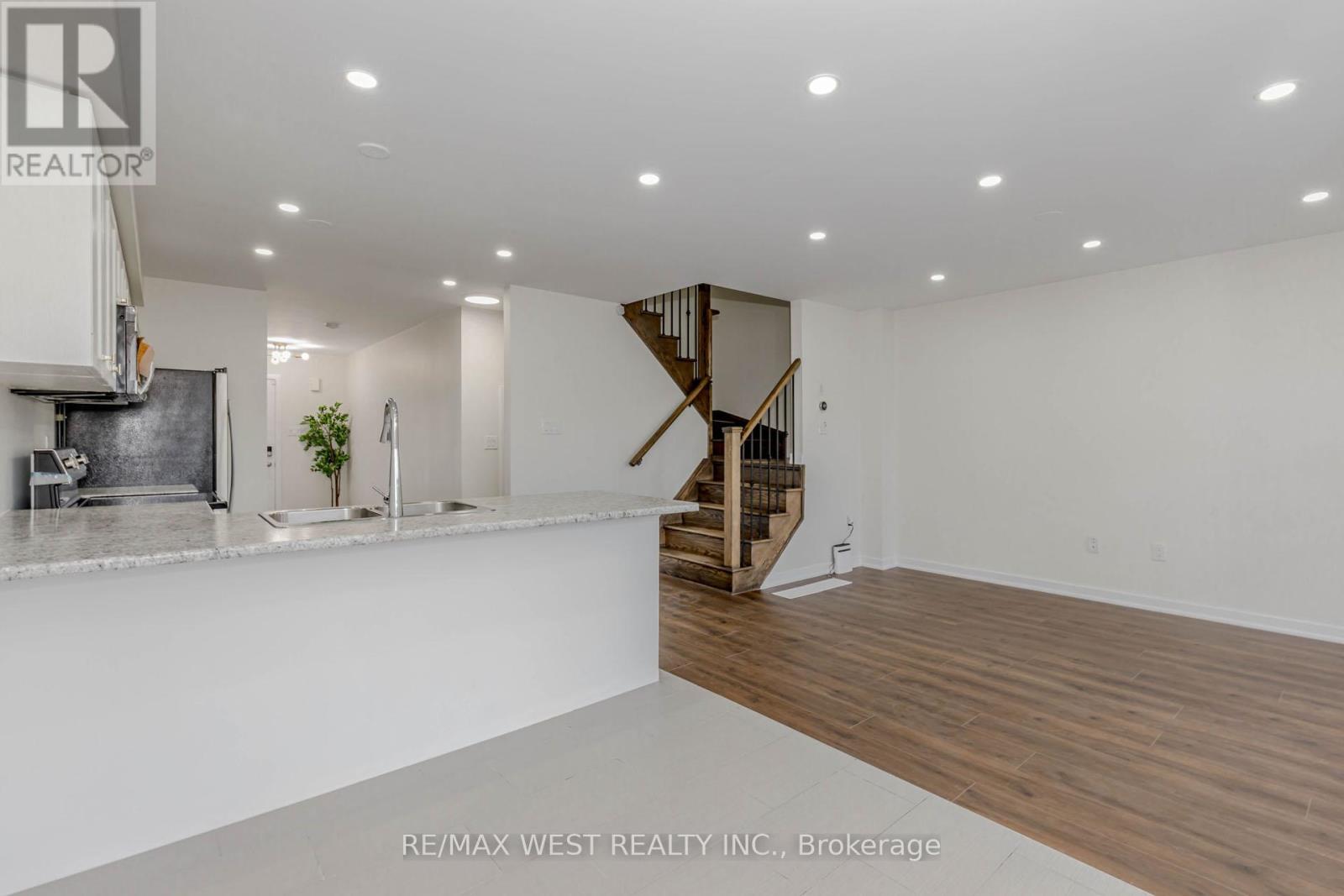 Photo 9 of 74 Pagebrook Crescent, Hamilton ON