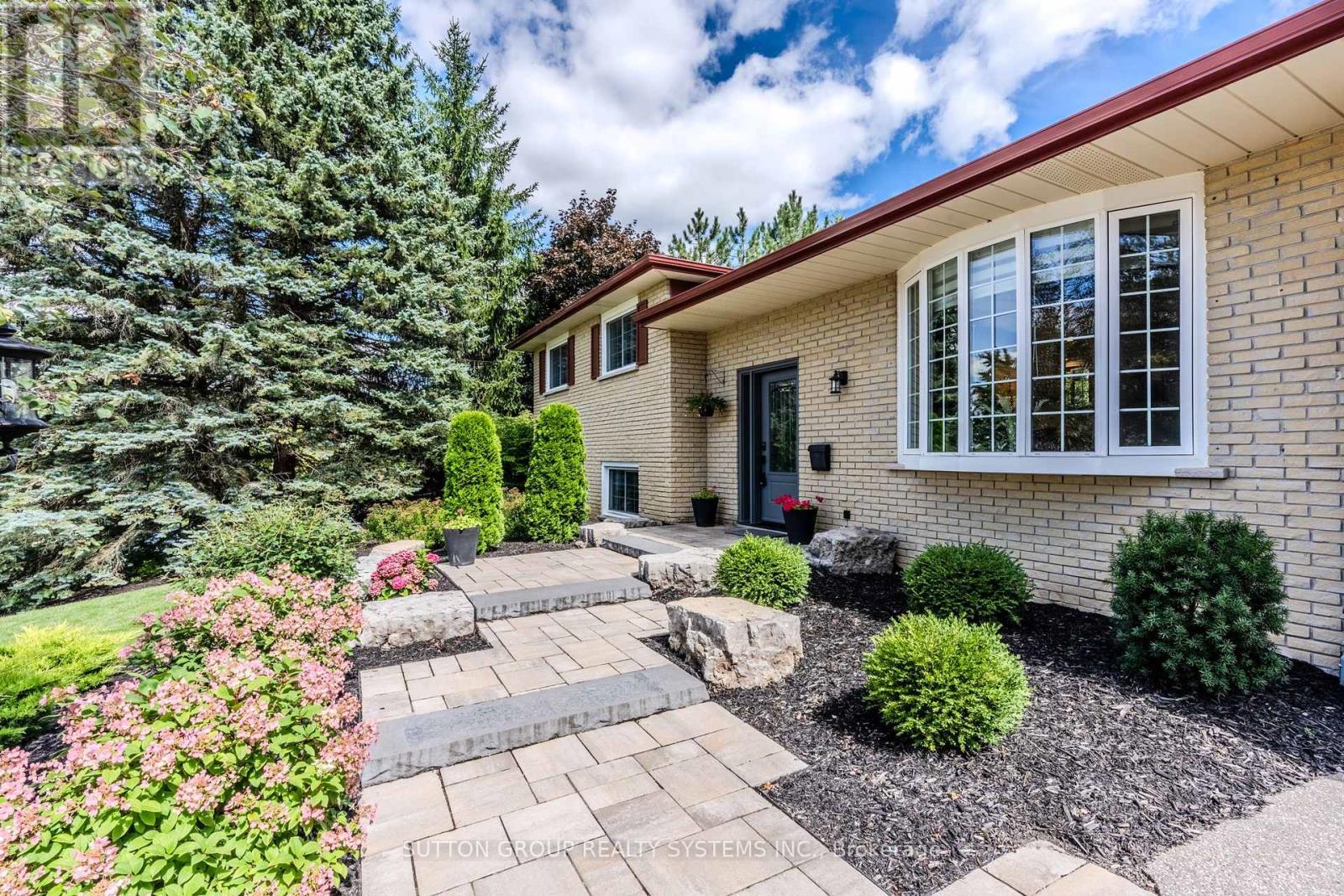 Photo 3 of 17 William Rex Crescent, Erin ON