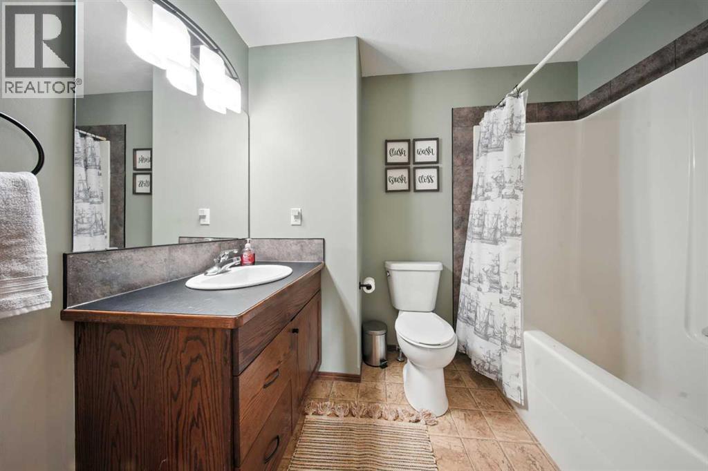 Photo 15 of 28 Irving Crescent, Red Deer AB