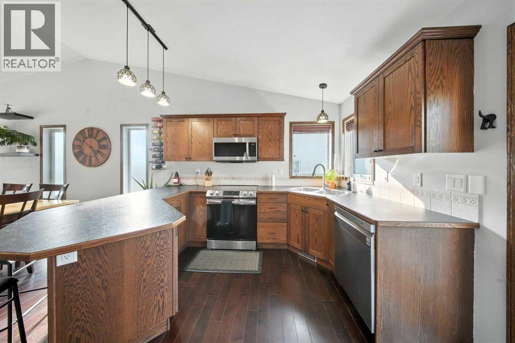 Photo 12 of 28 Irving Crescent, Red Deer AB