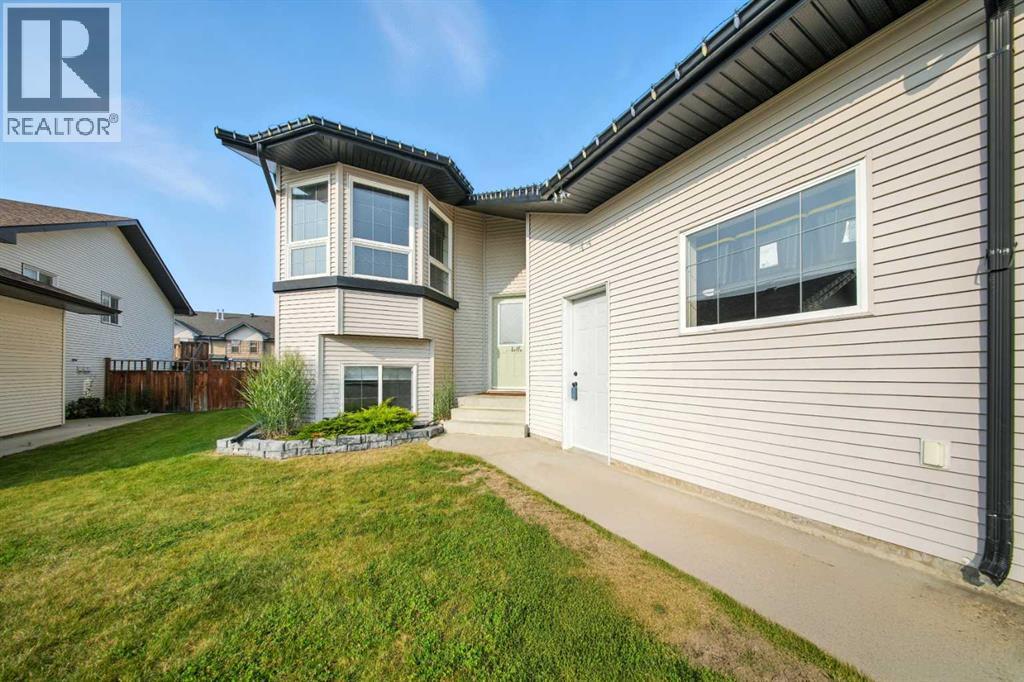 Photo 3 of 28 Irving Crescent, Red Deer AB