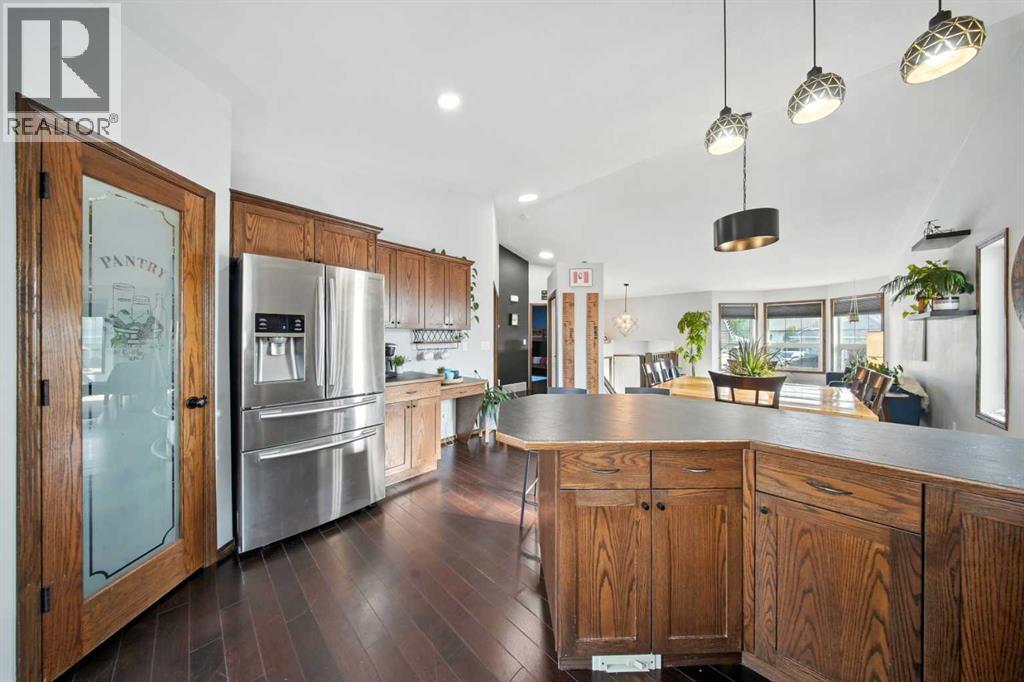 Photo 10 of 28 Irving Crescent, Red Deer AB